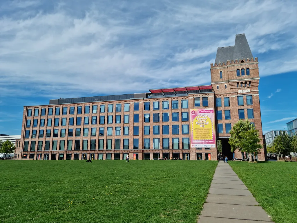 Vue lointaine du bâtiment Euratechnologies